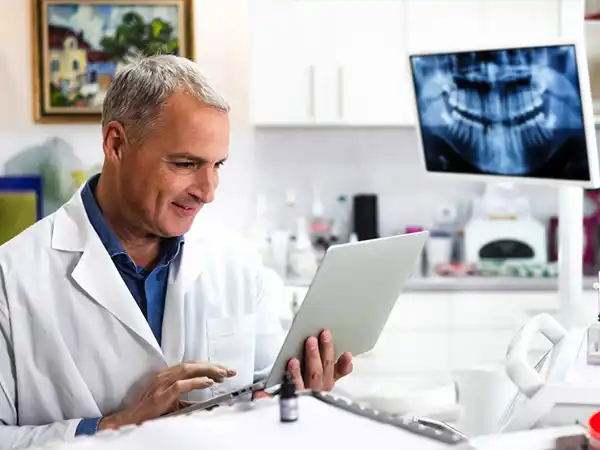 Man giving consultations on online chats and teaching people how to prevent caries